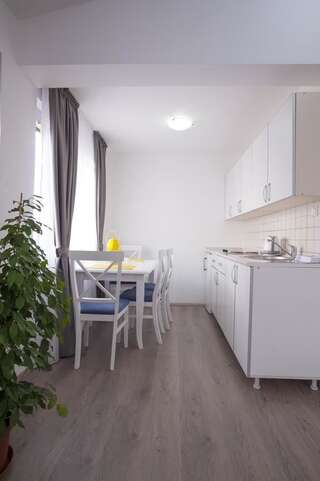 Апартаменты Apartments Grand Свети-Стефан Апартаменты с 1 спальней и балконом с видом на море-7